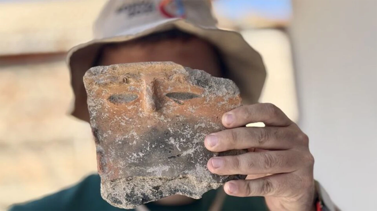 Konya'da yaklaşık 5 bin yıllık 'insan yüzlü' çömlek parçası bulundu